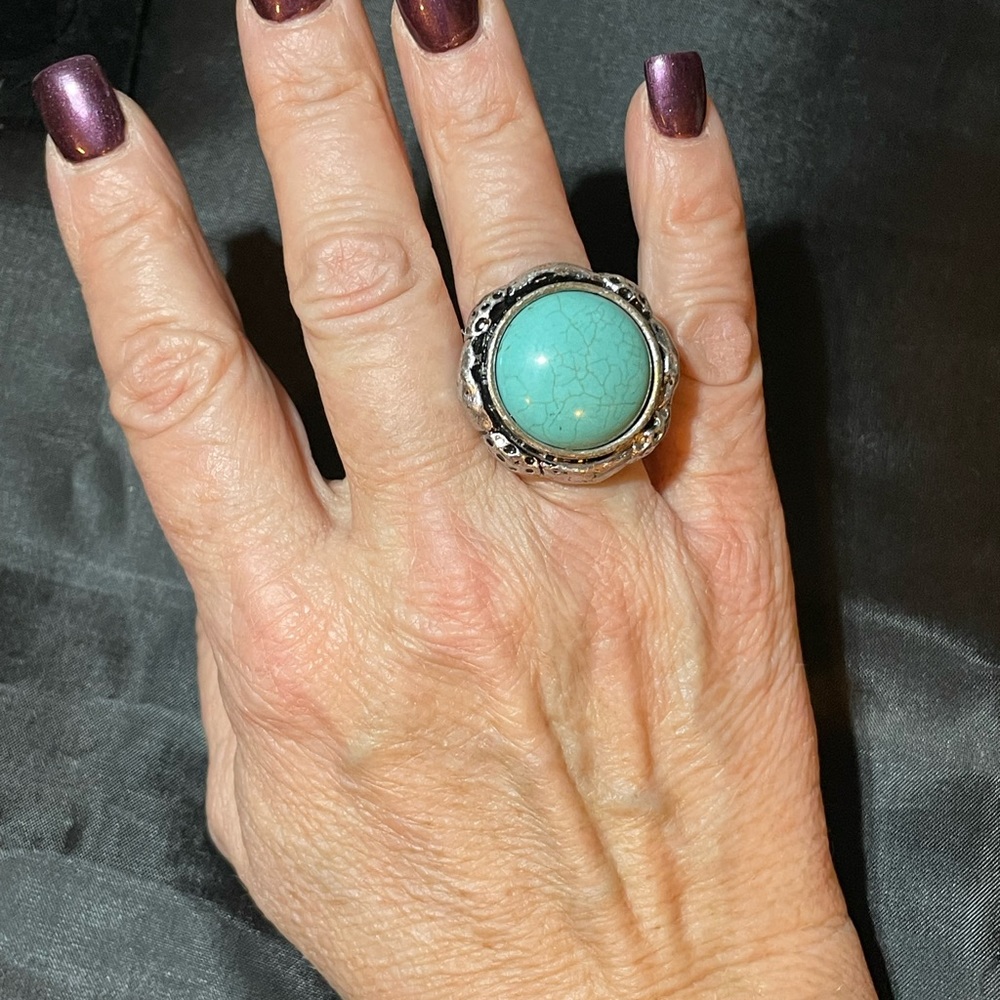 NWT Turquoise faux stretch ring set in matte silver